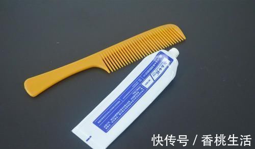 在梳子上涂抹牙膏,作用真厉害,我也是刚知道,快回家试一试