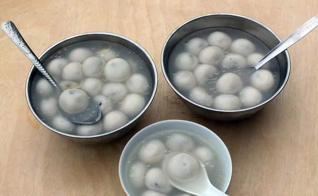 煮汤圆不要再水开下锅了,牢记3个重要技巧,汤圆个个软糯不破皮