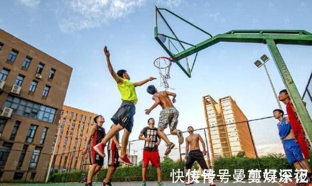 长高|双胞胎弟弟长期吃钙片,哥哥天天喝牛奶,3年后兄弟俩身高差距大