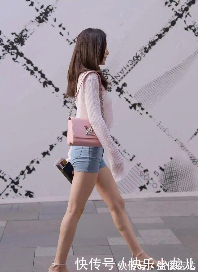 尴尬|穿短裤少配短袖,搭配单一有些拉胯,“撞衫”就显得尴尬了