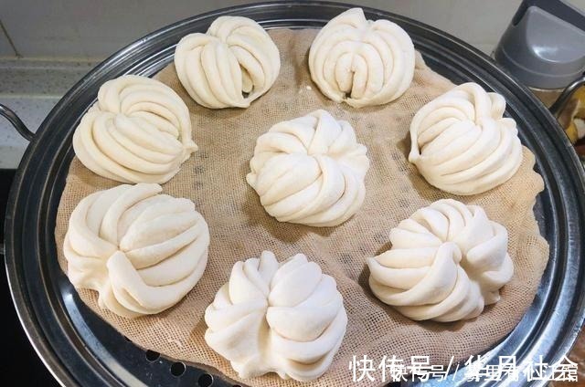花卷这样做一点不费事，只需一根筷子轻松搞定好看形状，松软好吃