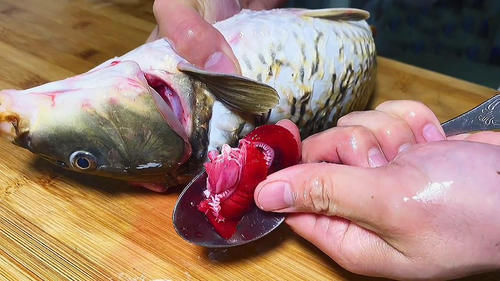 去鱼鳞原来很简单，只需一个塑料袋，干净卫生不脏手，真实用