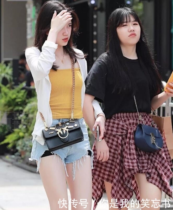 街拍小姐姐,丰腴的身材,绿色的紧身衣,非常符合她的气质