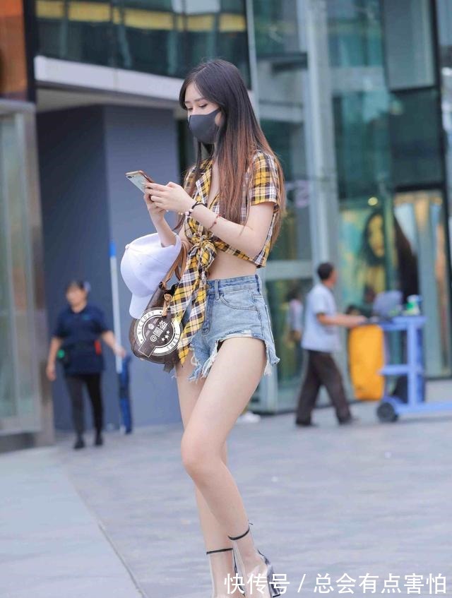 女性 搭配上时尚的打底裤尽显女性风范,显得高高瘦瘦,短靴不同!