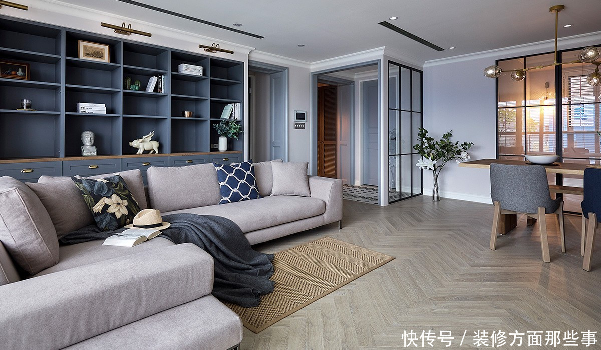 收纳|97平现代一居室,深灰蓝陈列收纳柜充分摆放你的心爱之物