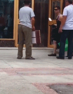 |搞笑GIF:大哥你这样拿蛋糕回去会不会被打