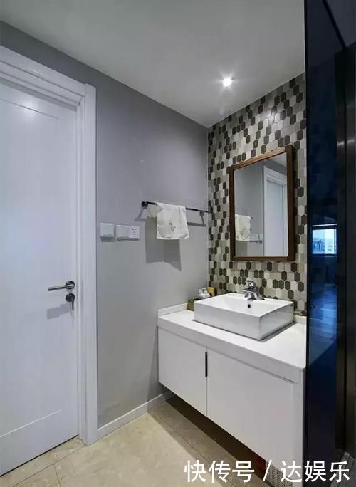 卫生间|把洗手台放在卫生间门外,加上隔断的设计,如今很流行