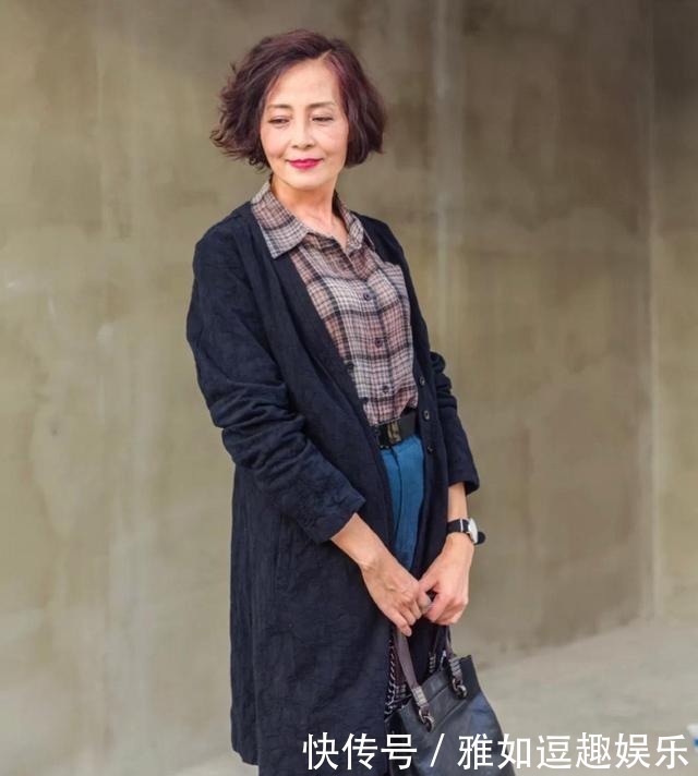 颜色|中年女人穿“花衣服”很土,照着这5套简约气质风穿,减龄有活力