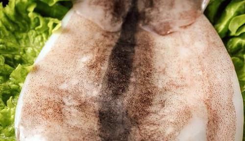 干鱿鱼只用水是泡不软的，老渔民教你一招，泡得又快又新鲜