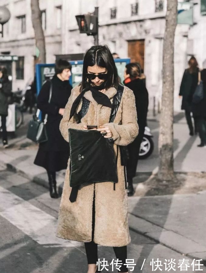 大衣+围巾=冬日最强搭配!温暖时髦、超显脸小,不穿你就真输了