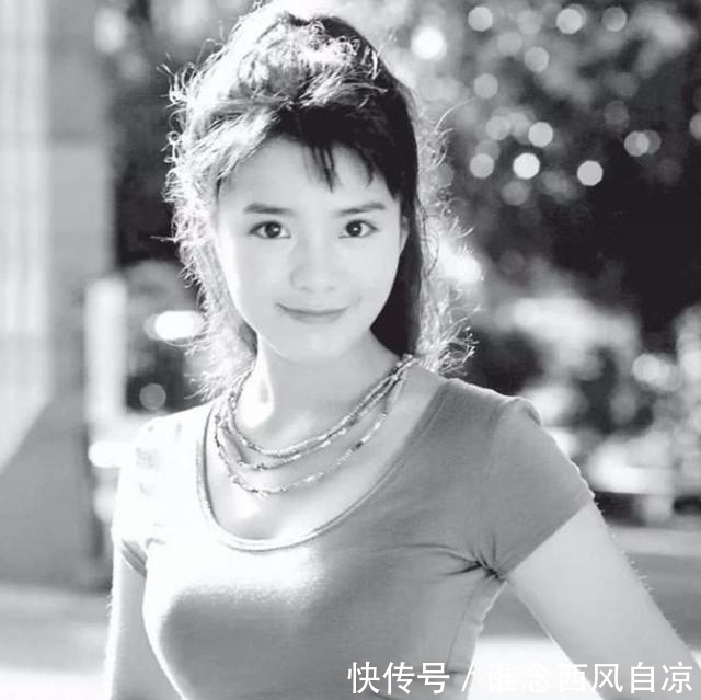 頻道|央視主持朱迅節目錄制生圖公開，整體氣質出彩，皺紋明顯難掩老態