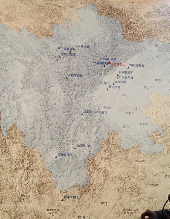 三星堆直播全国关注 媒体走进四川茂县探寻古蜀文明的营盘山印迹