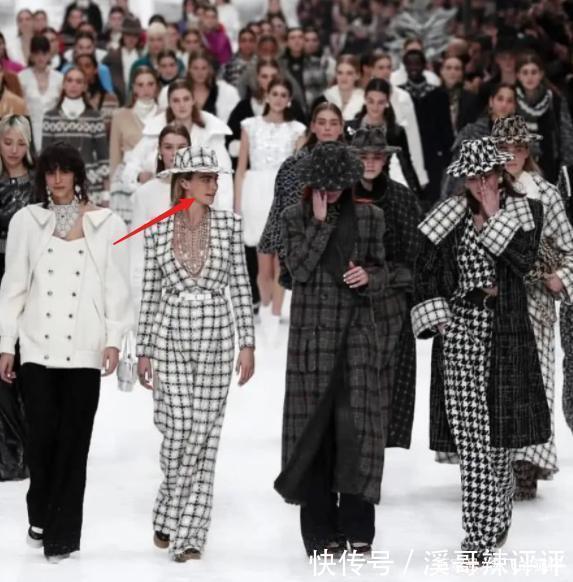 微笑|香奈儿老佛爷“遗作”秀场,模特们一边走一边哭,只有她一脸微笑