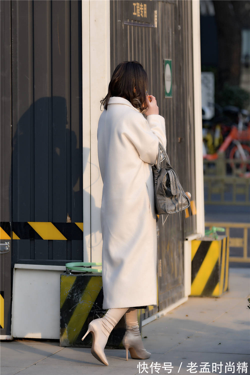 冬季 灰色丝绒尖头细跟短靴,搭配灰色大衣,简约的冬季穿搭