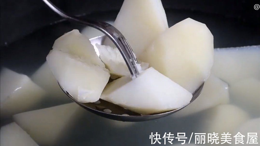 做法|家里有土豆，别再炒着吃了，试试这做法，外酥内软，孩子特别喜欢