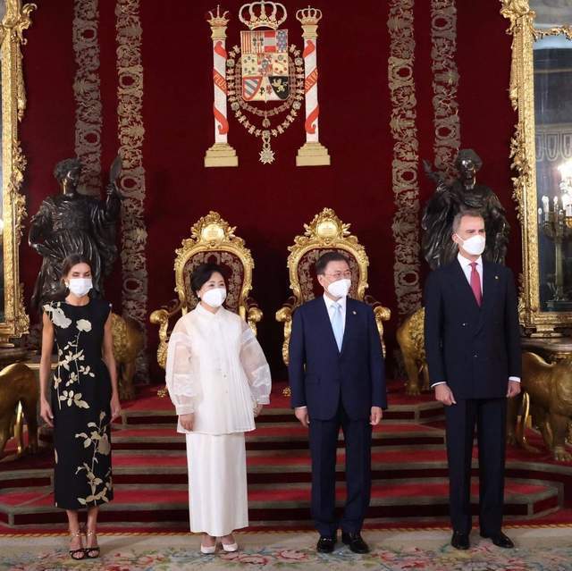 廓形|韩国第一夫人穿泡泡袖展温婉东方美,西班牙王后用“中国风”致敬