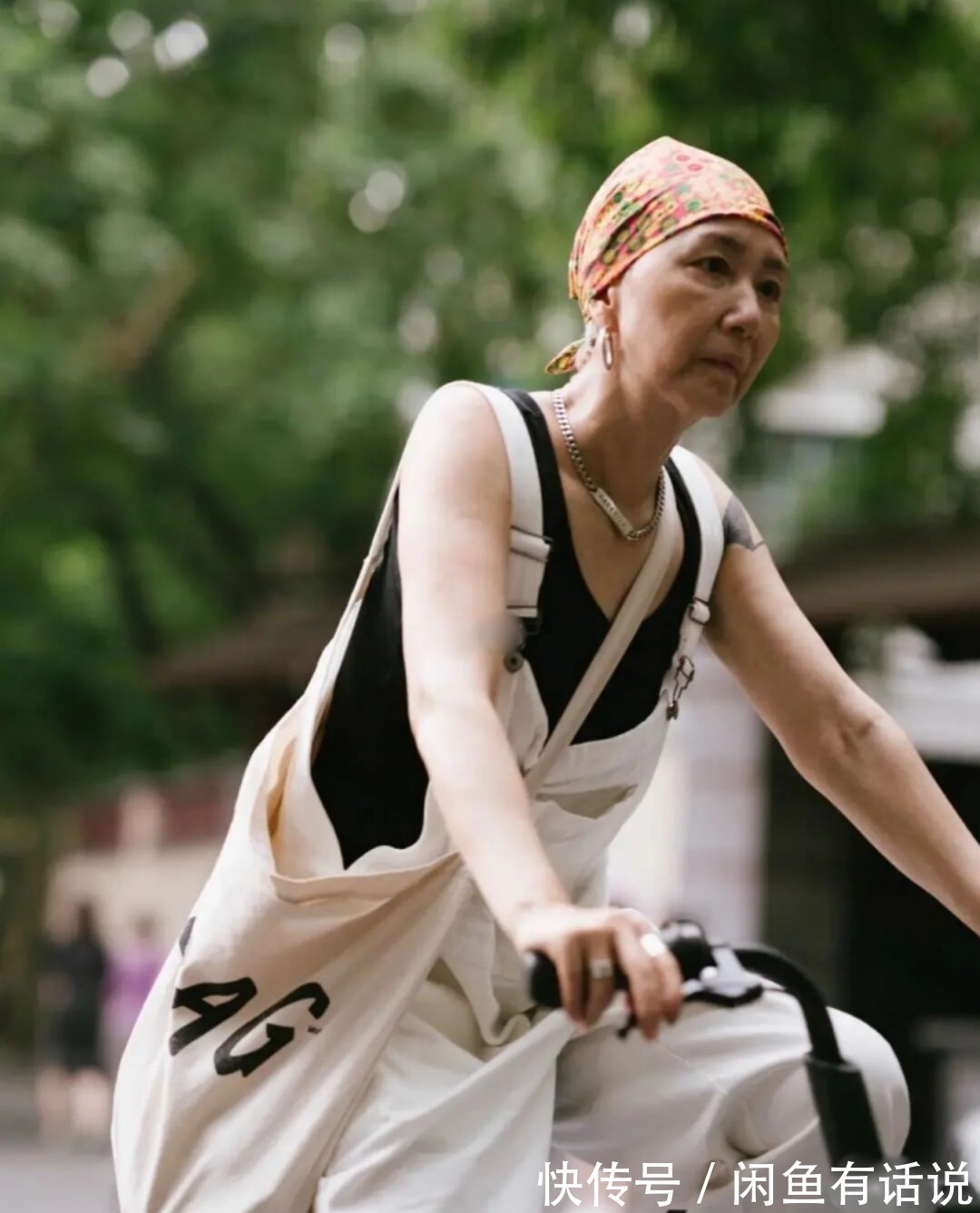 穿背带裤|60岁上海奶奶真时髦!穿背带裤骑单车出门,头上裹块花头巾好拉风
