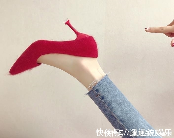 气质|细跟鞋就像精心包装好的礼物，有很多女性都无法抗拒它的魅力！