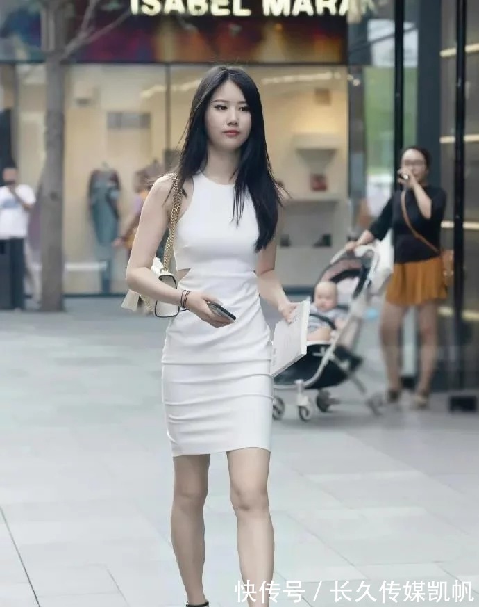 温柔感|黑色一字高跟凉鞋,加上挂脖款连衣裙,穿出优雅气质和迷人魅力