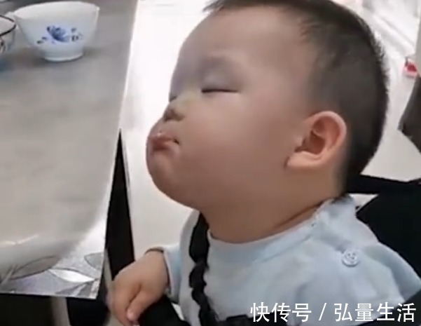睡眠时间|最敬业干饭人!萌娃被喂饭时努力保持边吃边睡,网友:嘴巴很敬业