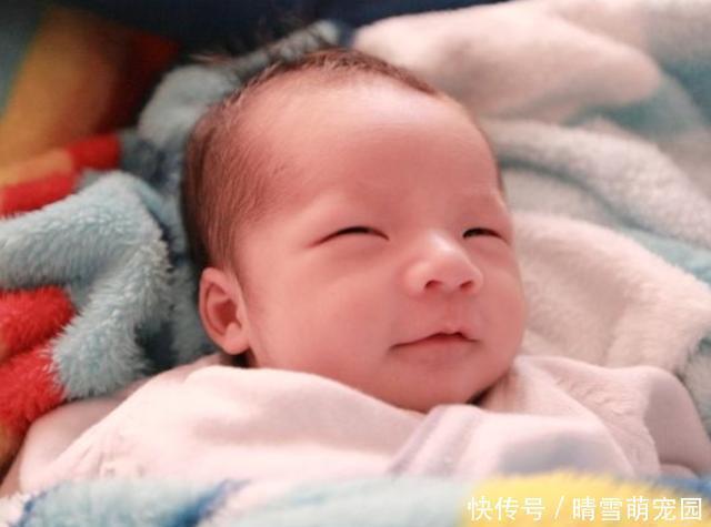 孩子睡觉总是咧着嘴笑,父母带娃去医院检查,医生:幸亏来得及时