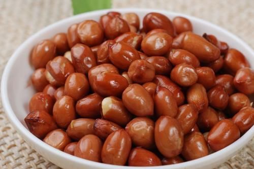 炒花生米时,直接放油是大错!多做这1步,出锅香脆,一周不返潮