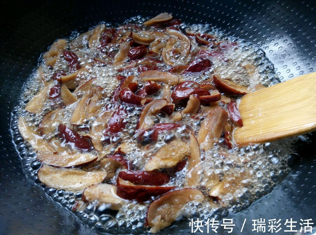 鸡蛋黄|美味好吃的红糖枣糕,制作简单,营养健康