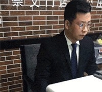 |搞笑GIF：姑娘这一跳太突然 我都觉得不好意思了