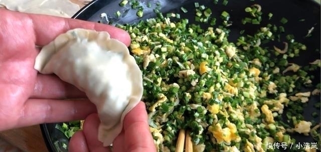 包韭菜饺子时,直接拌馅是大错特错多加1步,韭菜翠绿、不出水