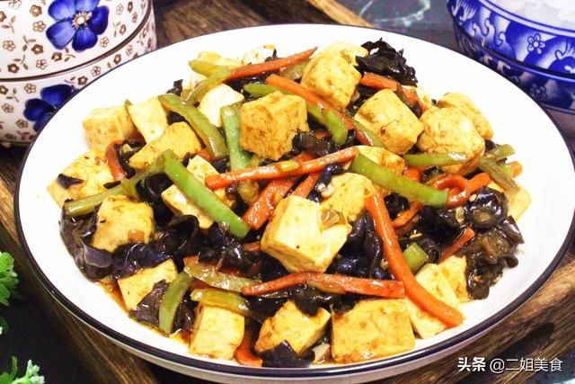 做豆腐小炒,牢记别直接下锅炒豆腐,多做2步,入味还不容易碎