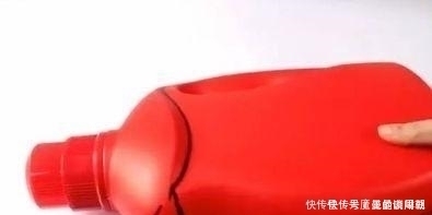 洗衣液瓶子别再扔了,剪一剪放在卫生间太实用了,全家都抢着用!
