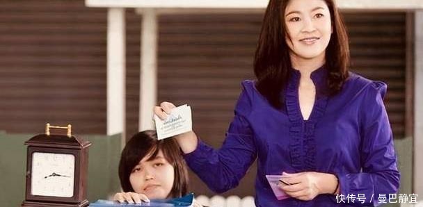 耐看|53岁泰国前总理英拉气质真好,穿搭堪称女强人典范,优雅又耐看