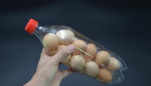 鸡蛋怎么放进塑料瓶?试试这一招,解决了很多家庭的烦恼,都看看吧