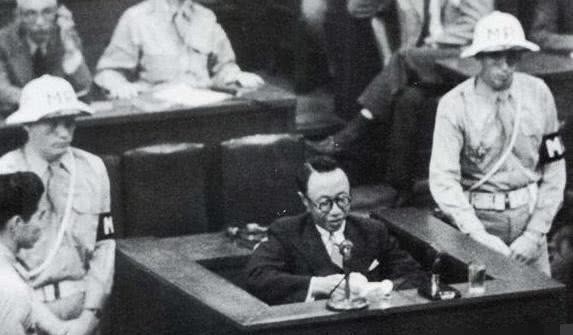 溥仪|溥仪最爷们的8天,愣是将审判席坐出龙椅气势,拍桌子怒怼日本天皇!