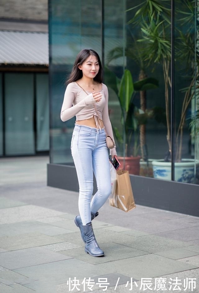 路人街拍,小姐姐一头齐肩的短发,显得特别的有魅力