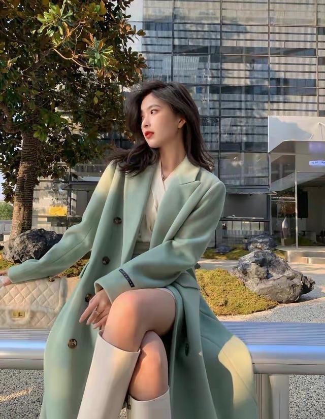 减龄 不要再崇拜复古色,试试今年流行的灰绿色,减龄还时髦