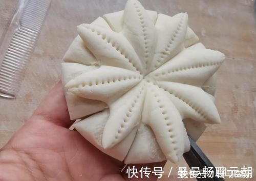 70岁的老妈蒸馒头有一手,这2步学会了光滑暄软特好吃,收藏试试