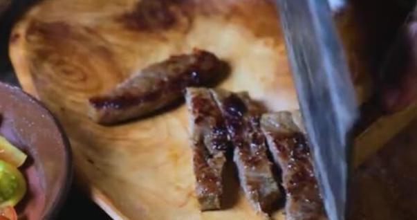 李子柒做的牛排能吃吗去掉美颜滤镜都糊了,网友毫无食欲