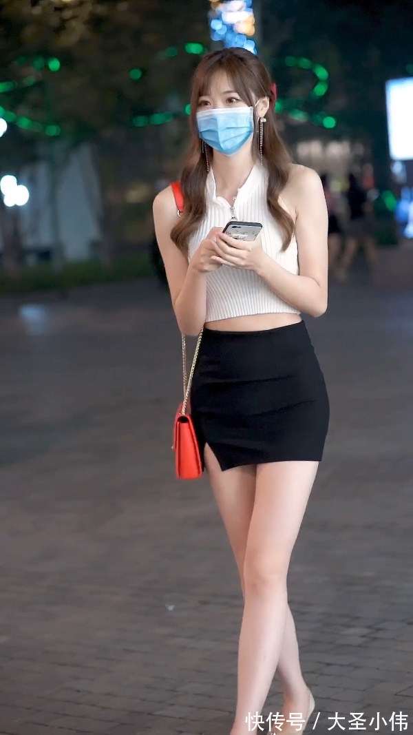 可爱|美女街拍:可爱的小姐姐,白色高腰上衣搭配包臀裙,尽显甜美好气质