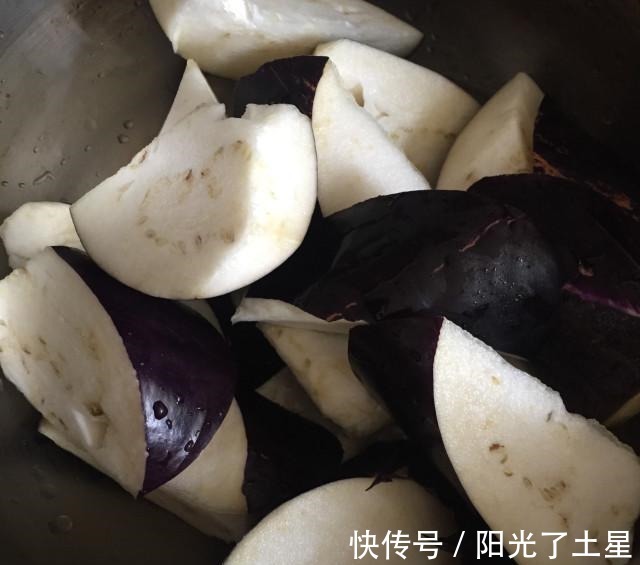 小轩|茄子焖豆角，夏日家常菜，百吃不厌！