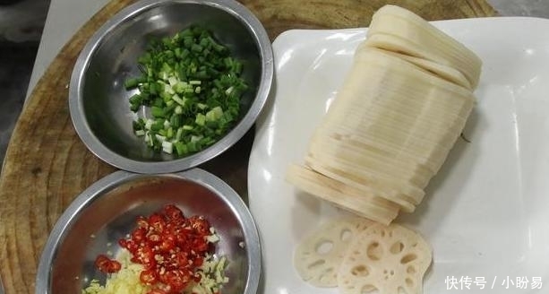 舍得|莲藕焯水就发黑?那就加点''它'',色泽白净让你不舍得下嘴