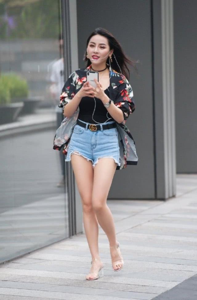 街拍:脸上化了淡淡的妆的小姐姐,蓝色牛仔装搭配帅气大方