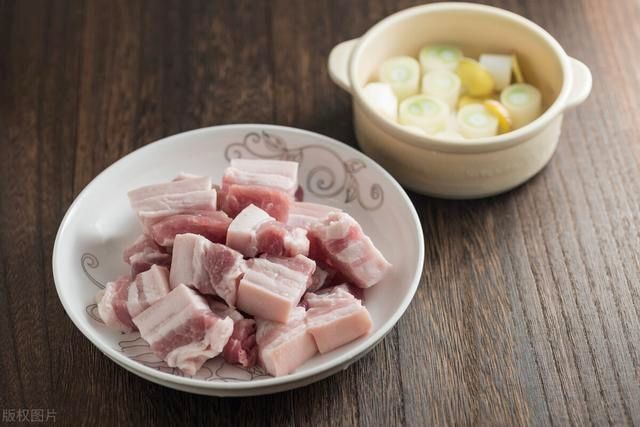 做红烧肉,别只知道加水,教你1招,红烧肉肥而不腻