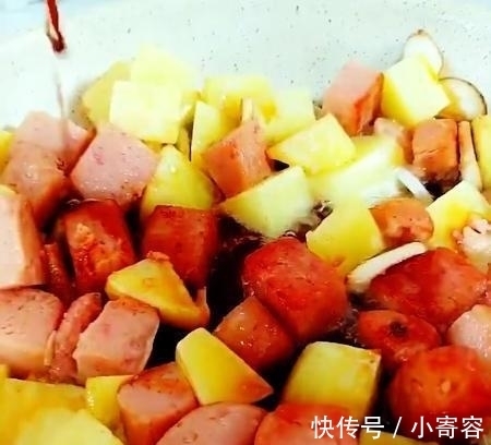 土豆焖饭|懒人必备的一道美食，制作简单，吃起来美味可口，饱腹感又强