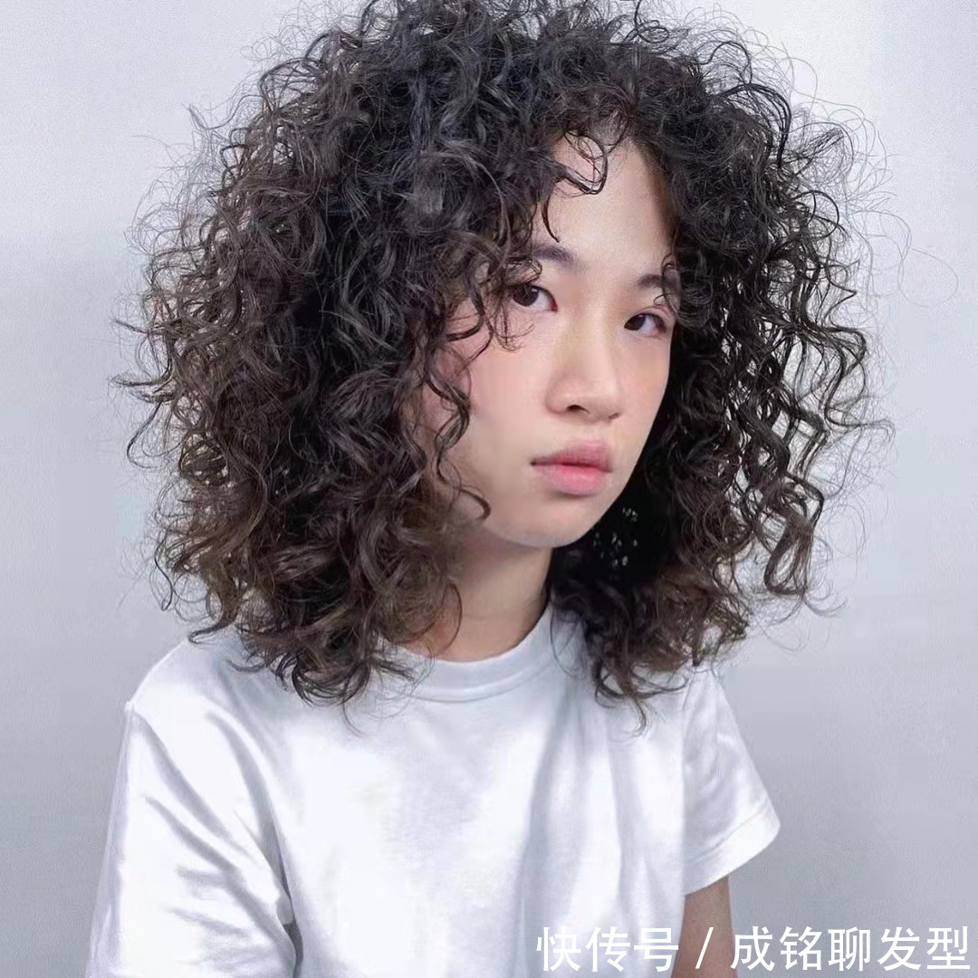 卷形|羊毛卷已经过气了,今年流行烫“巴西卷”,时髦的小姐姐已经上头