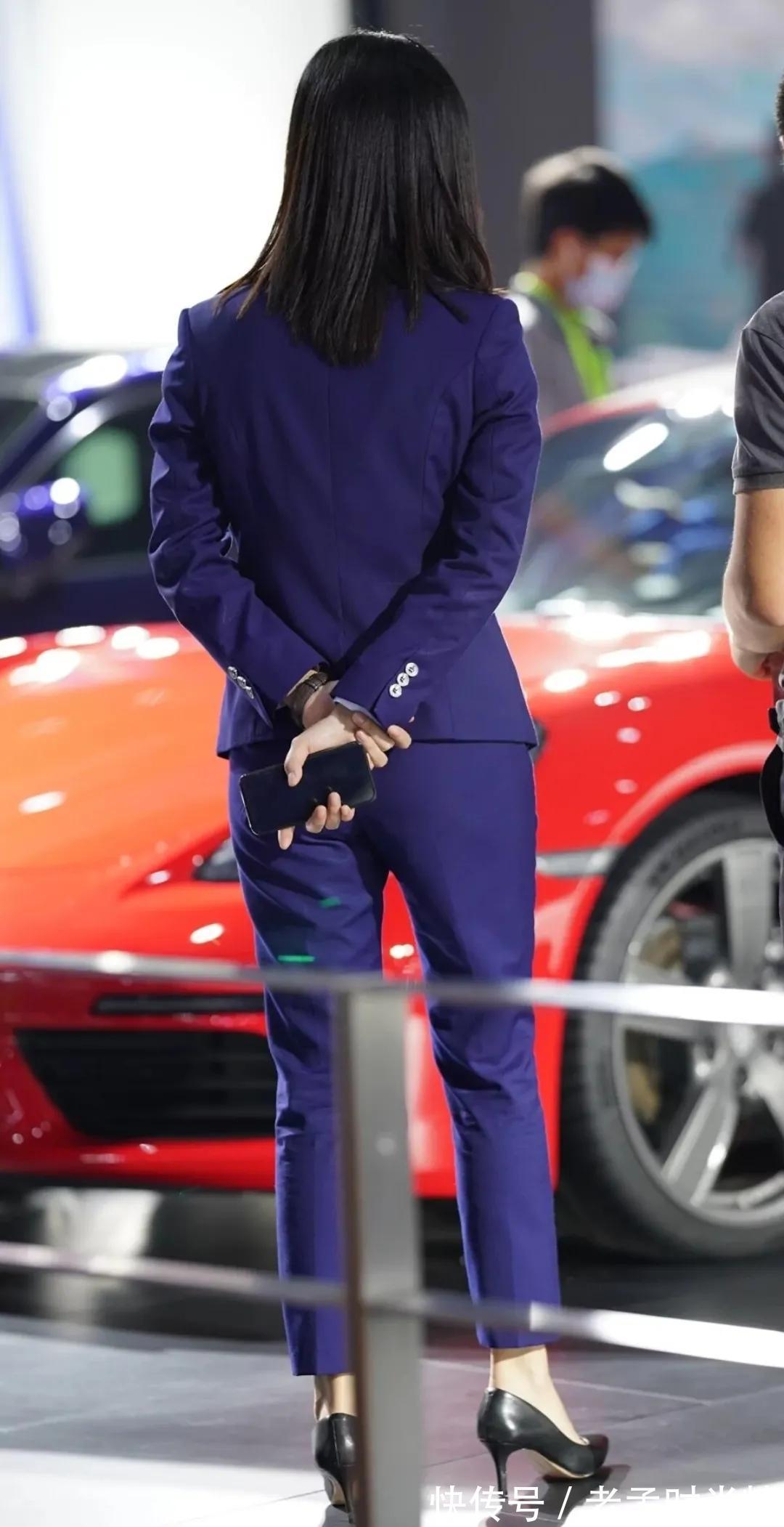 街拍|街拍:穿职业装的女人,大气成熟,散发着令人回味无穷的魅力