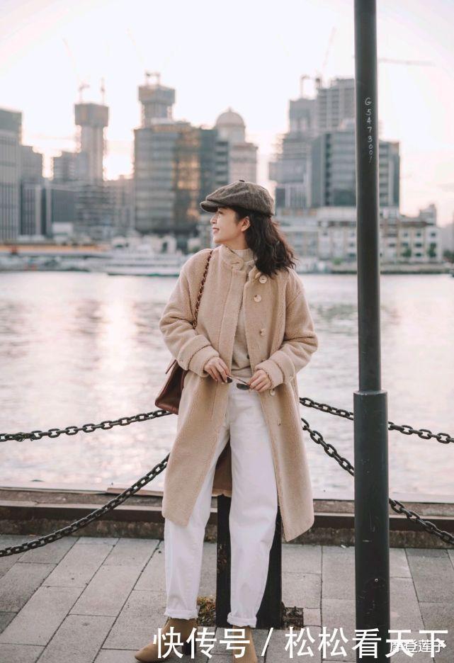 时尚|跟着时尚博主学穿搭,毛茸茸的卡其色外套配白裤,温柔简约又时尚