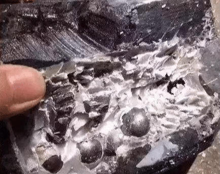 刀片|200多万的翡翠原石,切割时刀片突然断裂,里面充满了钢珠和螺丝钉!