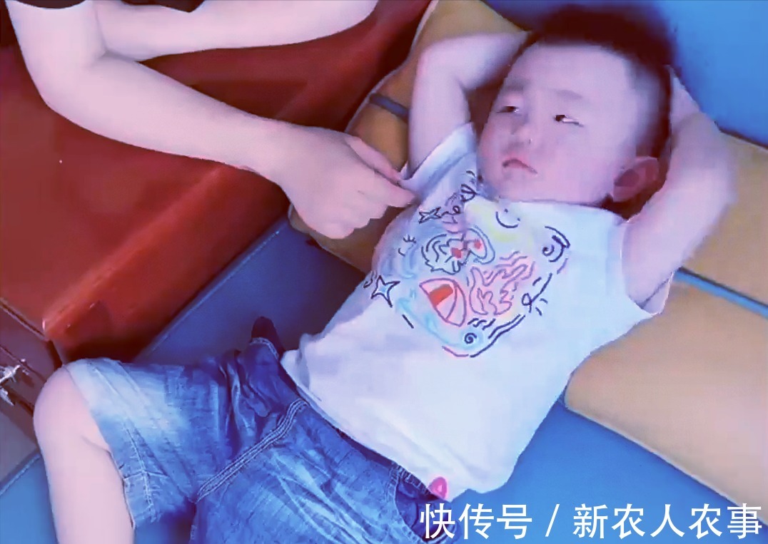 萌娃|萌娃回农村过暑假,彻底放飞自我成“鸭霸”,回到城里后却郁闷了