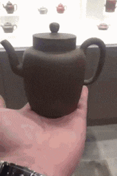 |搞笑GIF段子:单身了几十年,今天无论如何也要抢到!